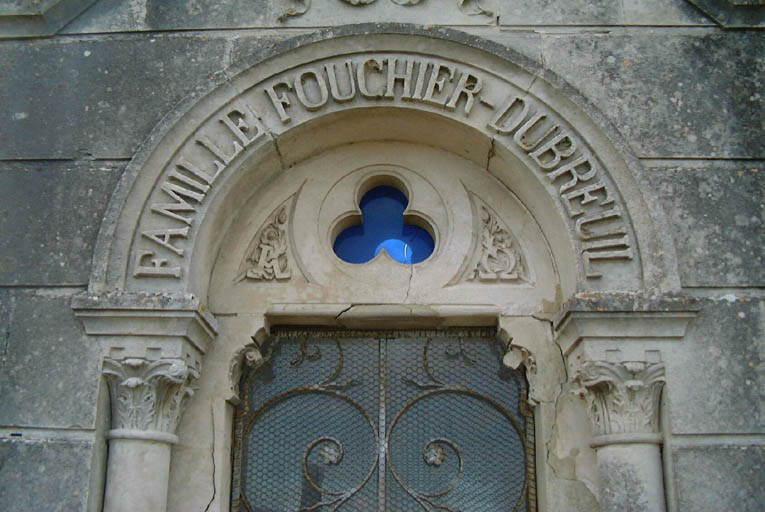Détail du tympan sculpté et des chapiteaux.