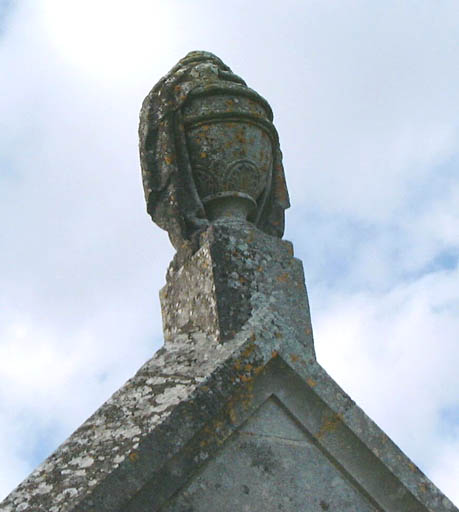 Détail de l'urne voilée.