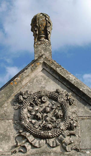 Chapelle funéraire, élévation antérieure, détail du fronton et de l'urne voilée.