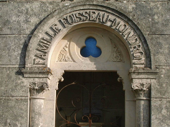 Chapelle funéraire, élévation antérieure, détail du tympan.