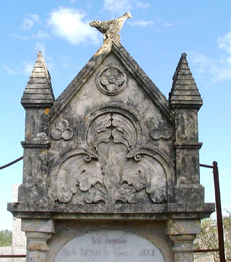 Stèle, détail du fronton sculpté.