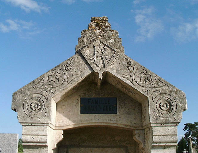 Détail du fronton triangulaire.