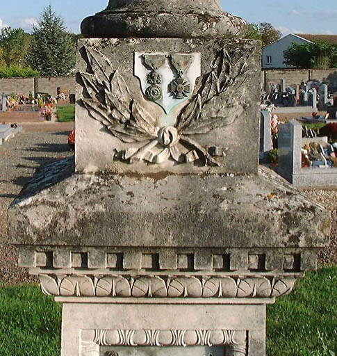 Détail du socle de la colonne.