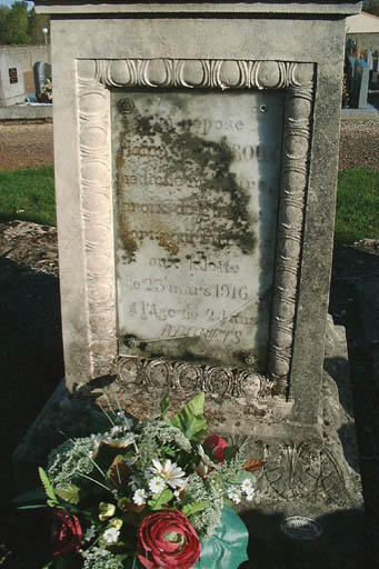 Détail du soubassement du monument.