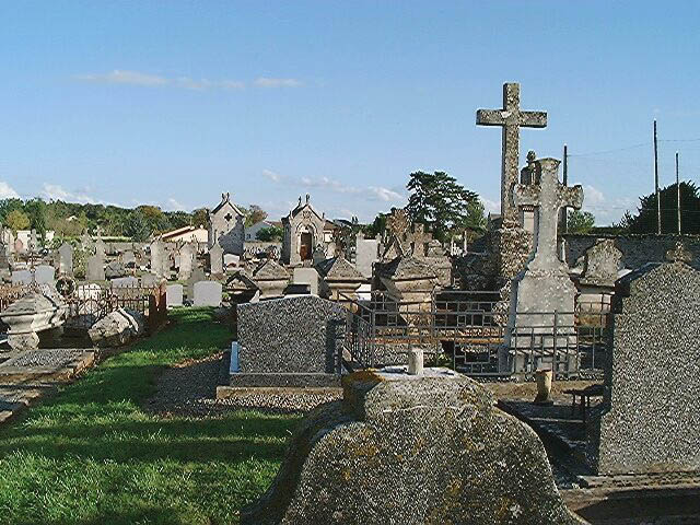Vue d'ensemble, au centre les deux chapelles funéraires identiques, le tombeau du curé Poulet avant la croix de cimetière à droite.