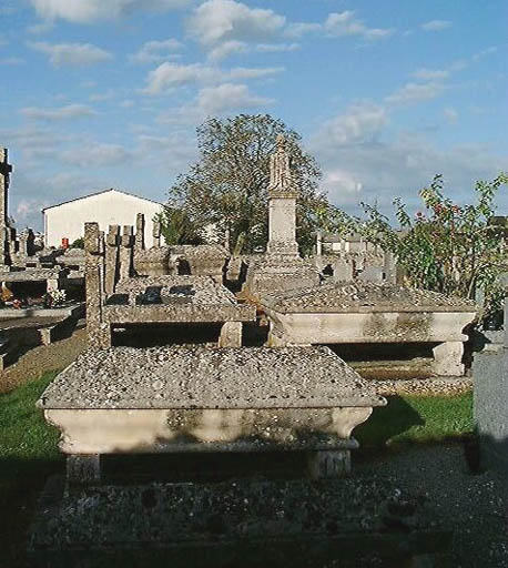 Vue d'ensemble d'une rangée de tombeaux en batière de la seconde moitié du 19e siècle.