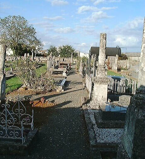 Vue d'ensemble de la dernière allée avant la partie agrandie du cimetière.