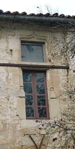 Corps de bâtiment sur l'élévation postérieure, fenêtre à accolade.
