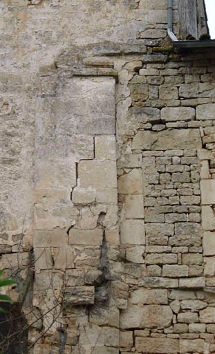 Corps de bâtiment sur l'élévation postérieure, rupture d'appareil, contrefort ?.
