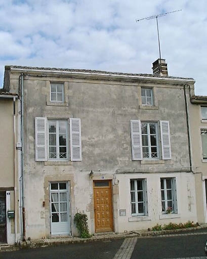 Maison 3 place du Rochereau. Façade de grande largeur.