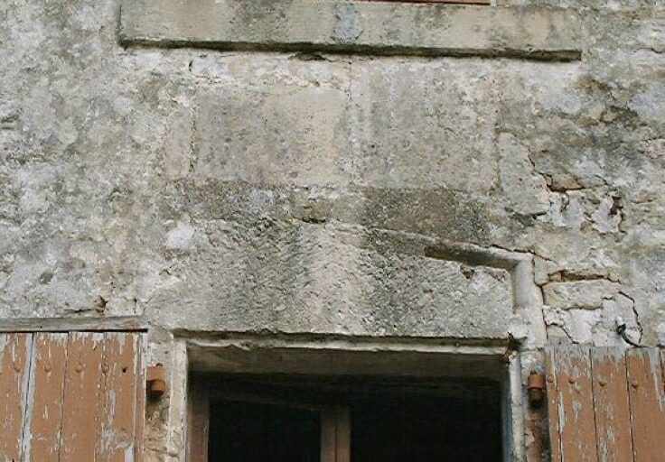 Elévation antérieure, linteau de la porte.