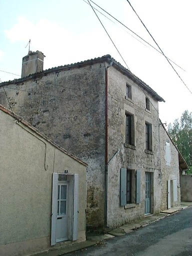 Elévations latérale et antérieure.