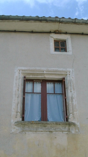 Elévation antérieure, fenêtre moulurée.