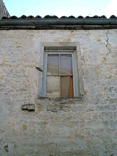 Elévation antérieure, fenêtre à encadrement chanfreiné.