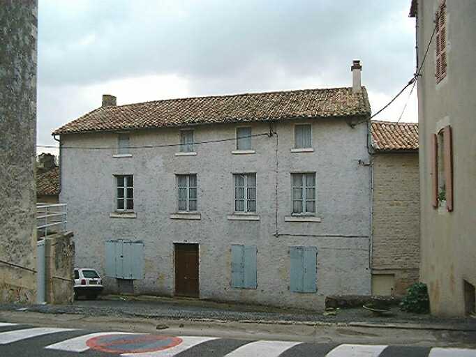 Maison 3 rue du Pissot. Façade de grande largeur.