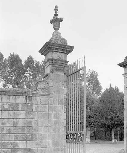 Bâtiments conventuels de l'abbaye Notre-Dame aujourd'hui bâtiments communaux