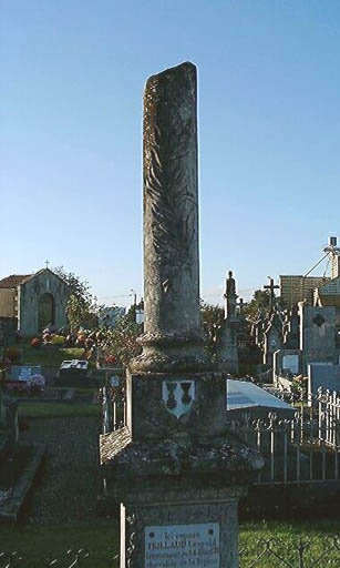 Détail de la colonne brisée sculptée d'une palme.