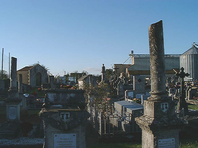 Vue d'ensemble des tombeaux de Paul Gerbault et de celui de Rémi Brun en forme de colonne brisée.