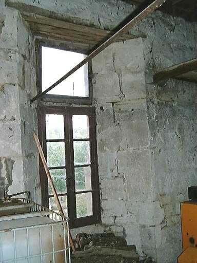 Intérieur largement ébrasé de la fenêtre à accolade.