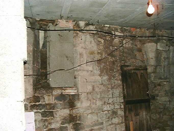 Intérieur : porte haute entre le corps de bâtiment sur rue et celui sur cour (avec la fenêtre à accolade).