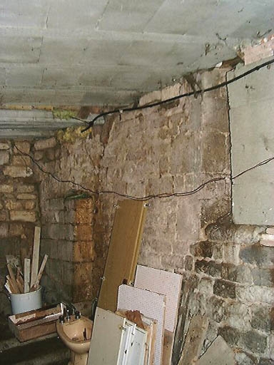 Intérieur de la cave : détail de l'appareil.
