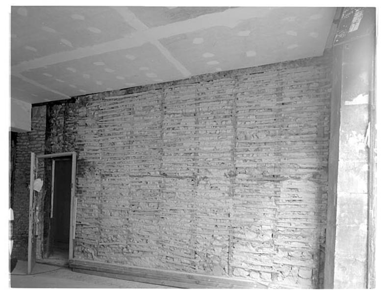 Corps de bâtiment sud sur la rue, intérieur, pièce du rez-de-chaussée, mur est
