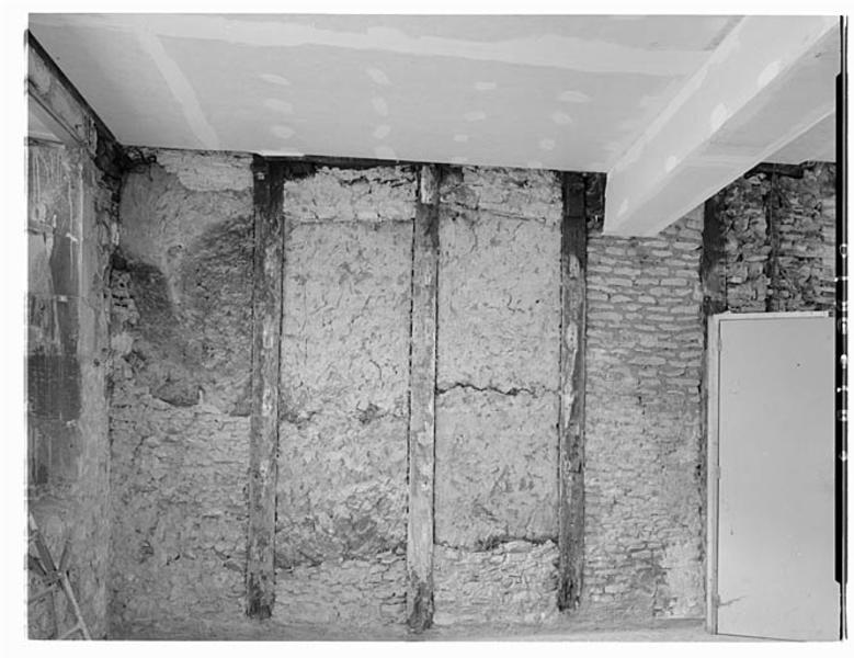 Corps de bâtiment sud sur la rue, intérieur, pièce du rez-de-chaussée, mur est, détail du torchis