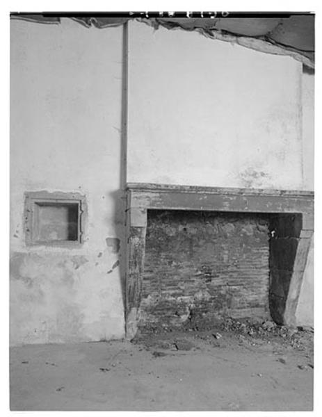 Corps de bâtiment nord, intérieur, pièce est au rez-de-chaussée, cheminée à l'est