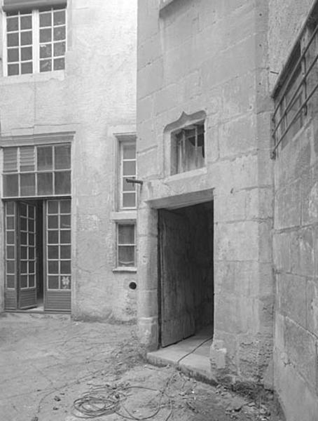 Corps de bâtiment nord et tour d'escalier, partie inférieure des élévations sur la cour ouest