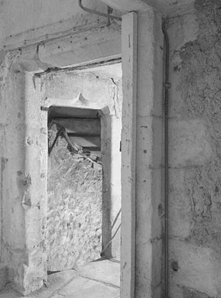 Tour d'escalier, porte d'accès à la cave avec linteau orné d'une accolade.