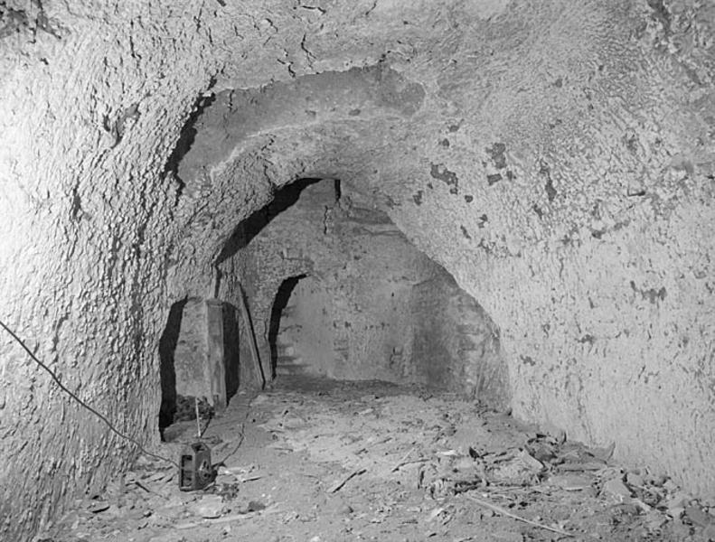 Cave, vue vers l'escalier d'accès