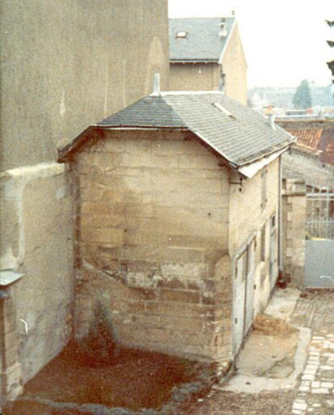 Corps de bâtiment au nord-est de la cour vu depuis l'ouest, avant son abaissement.