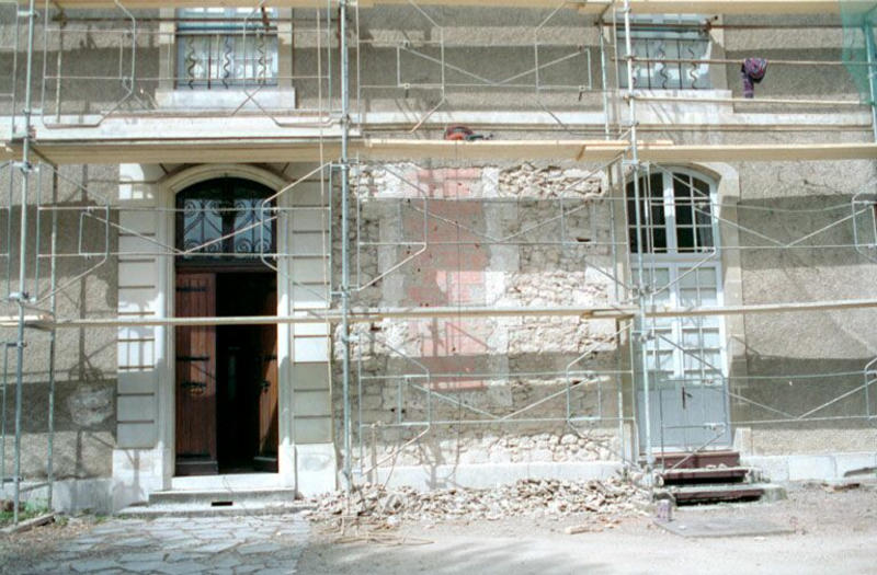 Logis, élévation antérieure, partie droite, baie murée découvertes sous l'enduit lors de travaux