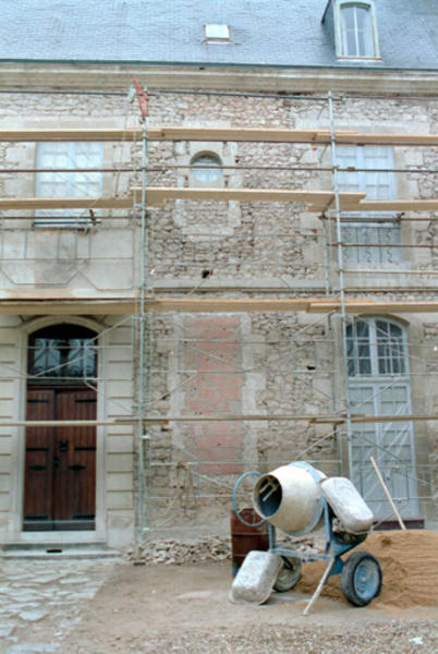 Logis, élévation antérieure, partie droite, baies murées découvertes sous l'enduit lors de travaux