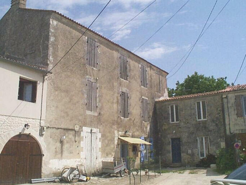 Corps de logis principal au nord, façade sud