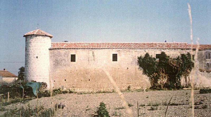 Anciens chais au sud et tour vus depuis le sud, après restauration