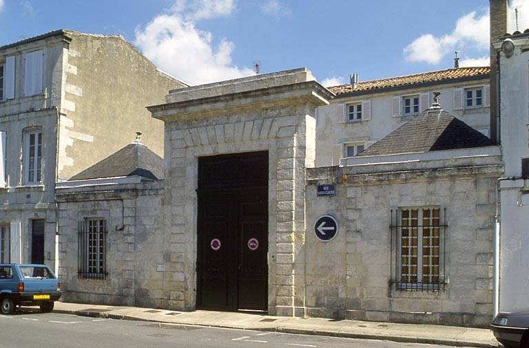Elévations sur rue et portail.