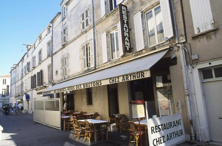 Elévations sur rue depuis la droite.