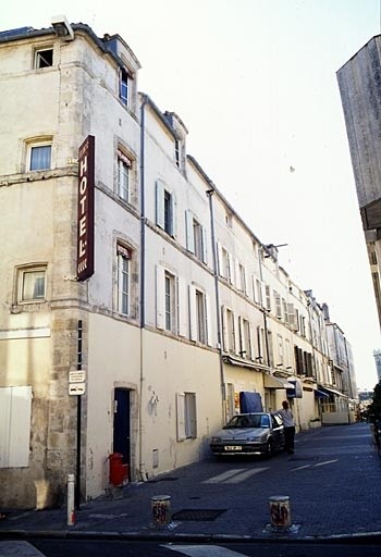 Elévations sur rue depuis la gauche.