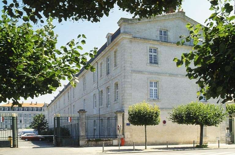 Casernes de la porte Dauphine, actuellement cité administrative