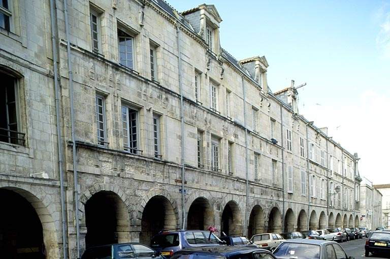 Façades nord vues depuis la gauche.
