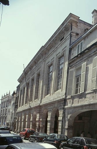 Façade sur la rue du Palais.