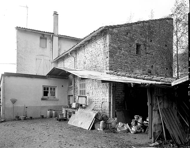 Elévation postérieure et ancienne écurie.