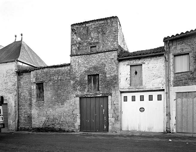 Pigeonnier et communs, élévations au nord-est sur l'impasse des Jardins.