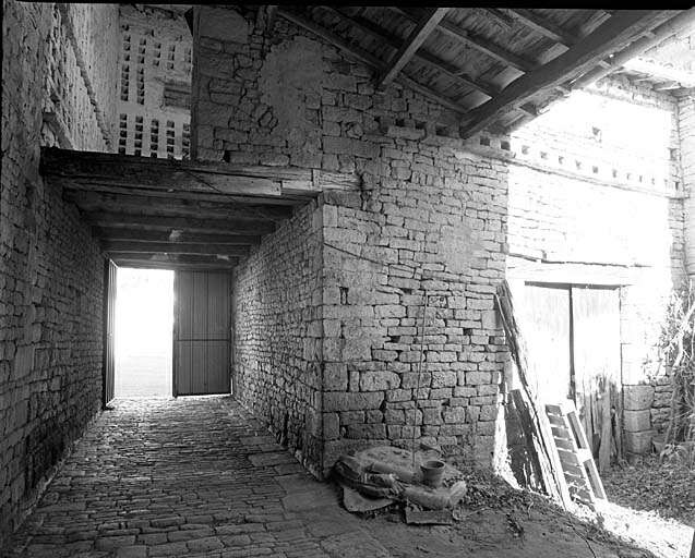 Pigeonnier, passage couvert pavé et communs vus depuis le sud-ouest.
