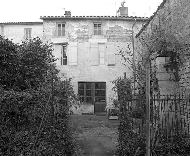 Corps de logis et pilier de l'ancienne pompe (à droite) vus depuis le jardin au nord-est.