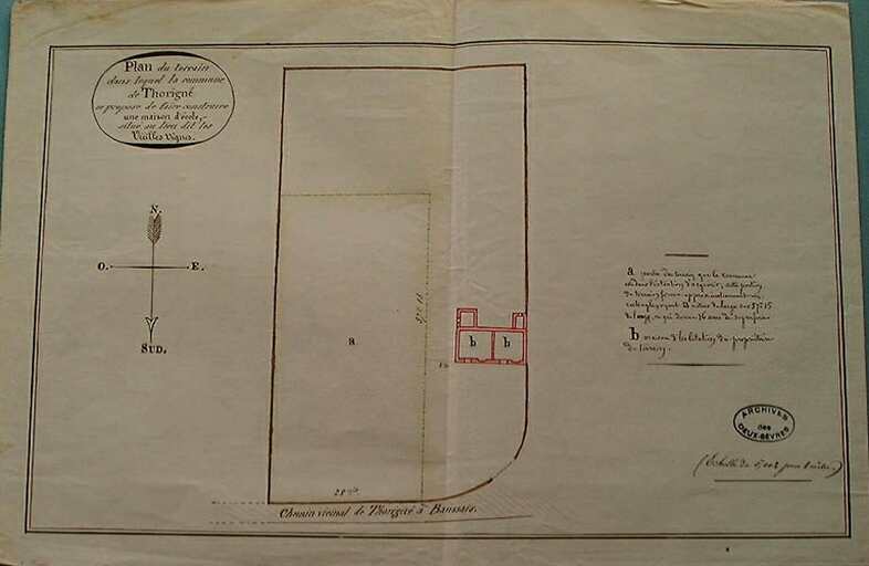 Plan d'une petite maison appartenant aux époux Louis Mainson, figuré sur le Plan du terrain dans lequel la commune de Thorigné se propose de faire construire une maison d'école, sans date, vers 1855