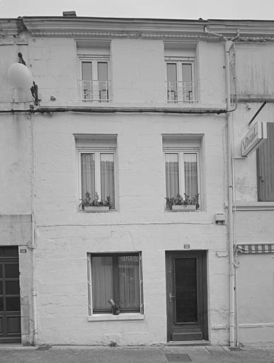 Vue générale. Façade sur rue.