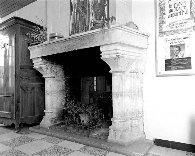 Logis, rez-de-chaussée, cheminée de la pièce ouest.