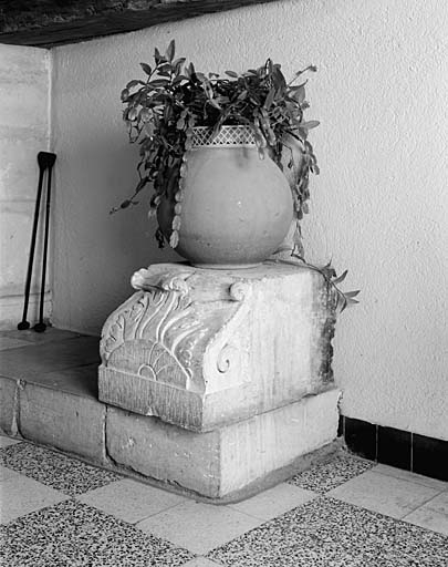 Logis, rez-de-chaussée, corbeau de cheminée déposé de la pièce est.
